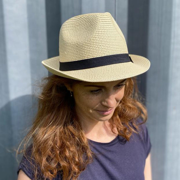 Chapeau de soleil style trilby avec bande bleue (59 cm)
